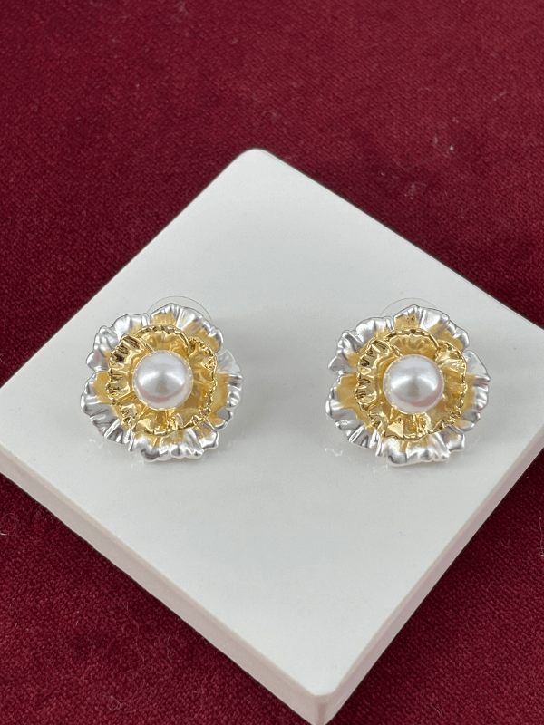 Beyaz Çiçekli İncili Gold Küpe