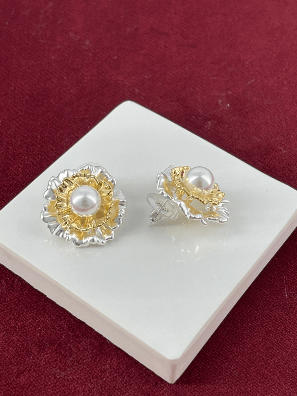 Beyaz Çiçekli İncili Gold Küpe