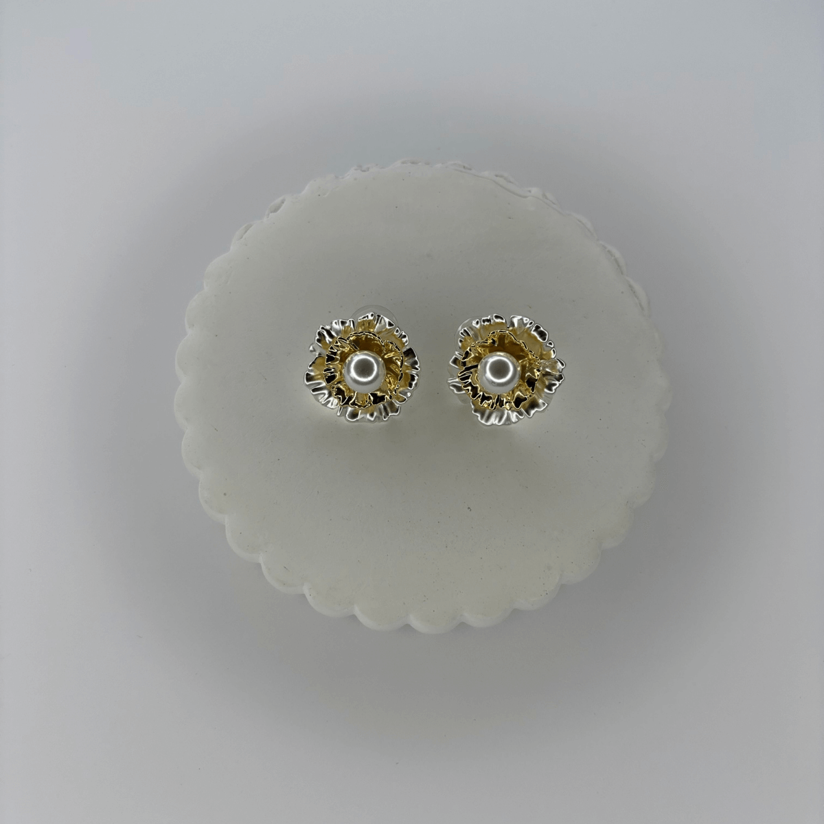 Beyaz Çiçekli İncili Gold Küpe