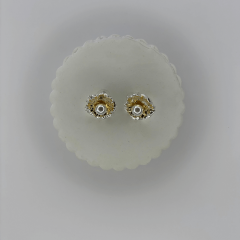 Beyaz Çiçekli İncili Gold Küpe