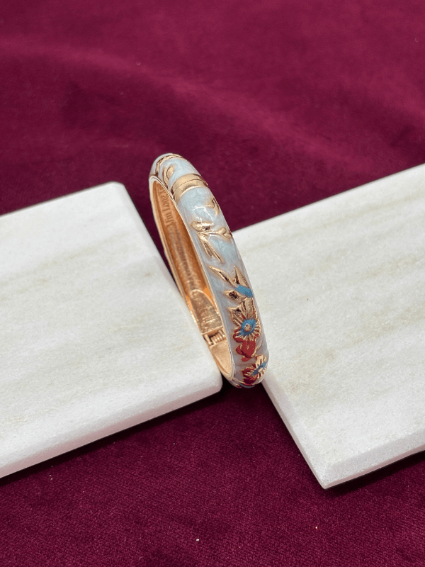 Beyaz Sedef Yansımalı Mavi Detaylı Gold Mineli Kelepçe Bilezik