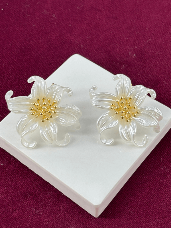 Büyük Beyaz Çiçekli Topçuklu Gold Küpe