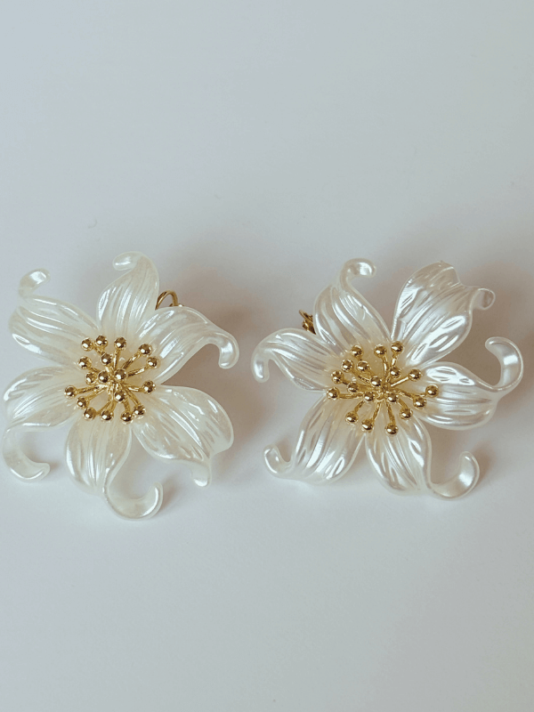 Büyük Beyaz Çiçekli Topçuklu Gold Küpe