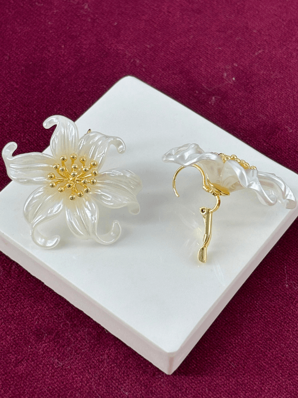 Büyük Beyaz Çiçekli Topçuklu Gold Küpe