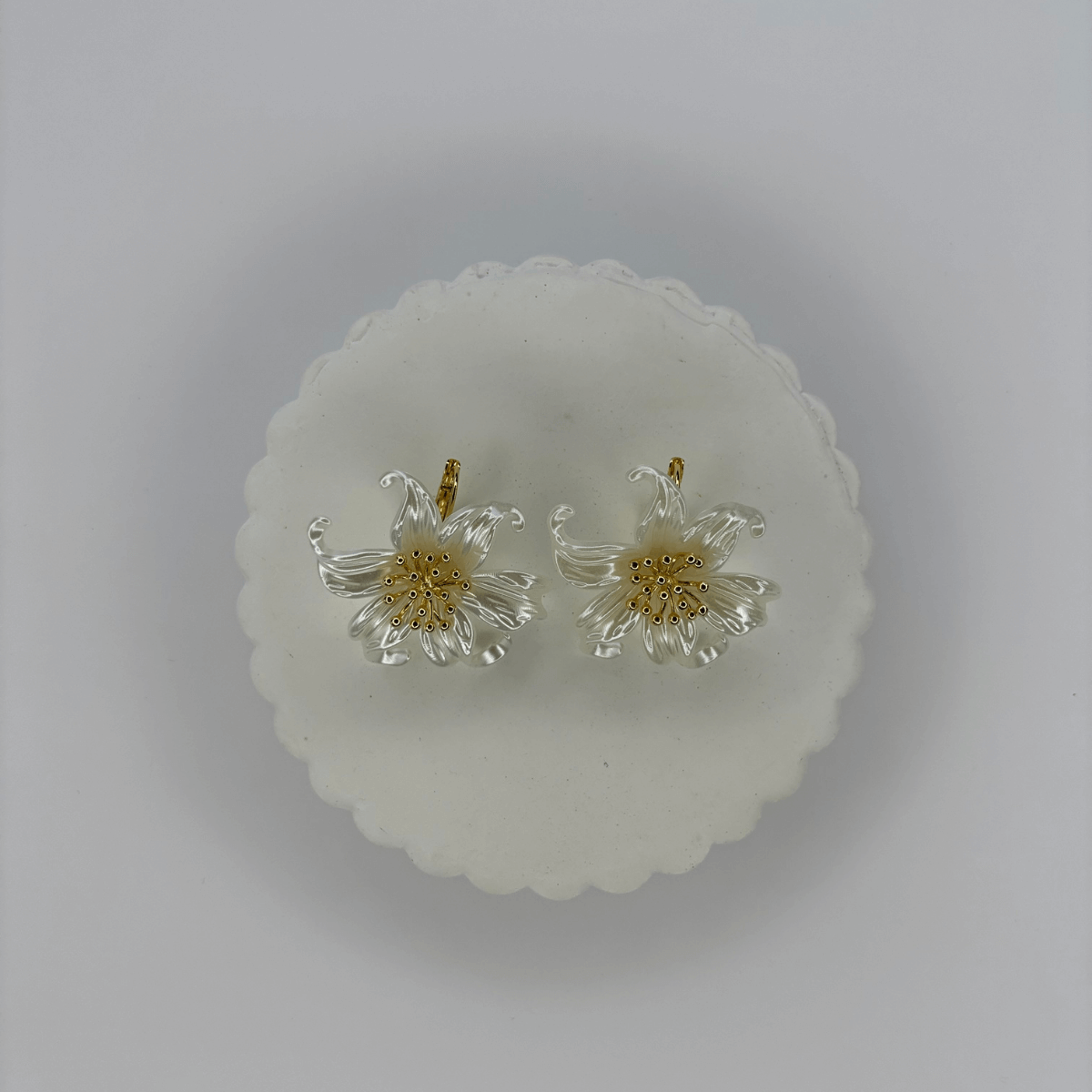 Büyük Beyaz Çiçekli Topçuklu Gold Küpe