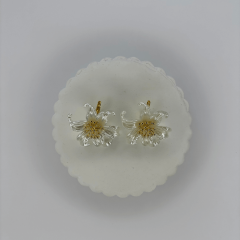 Büyük Beyaz Çiçekli Topçuklu Gold Küpe