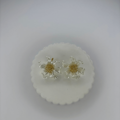 Büyük Beyaz Çiçekli Topçuklu Gold Küpe