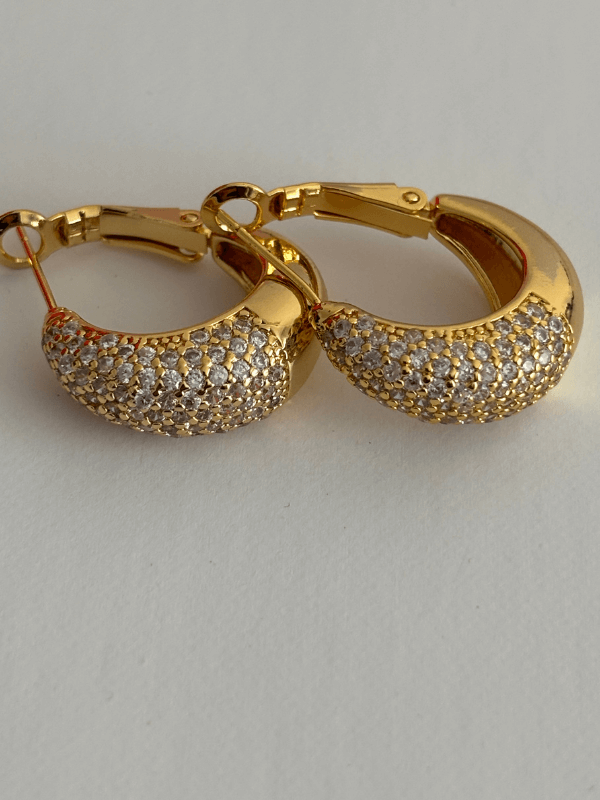 Yarısı Taşlı Yarısı Parlak Gold Halka Küpe