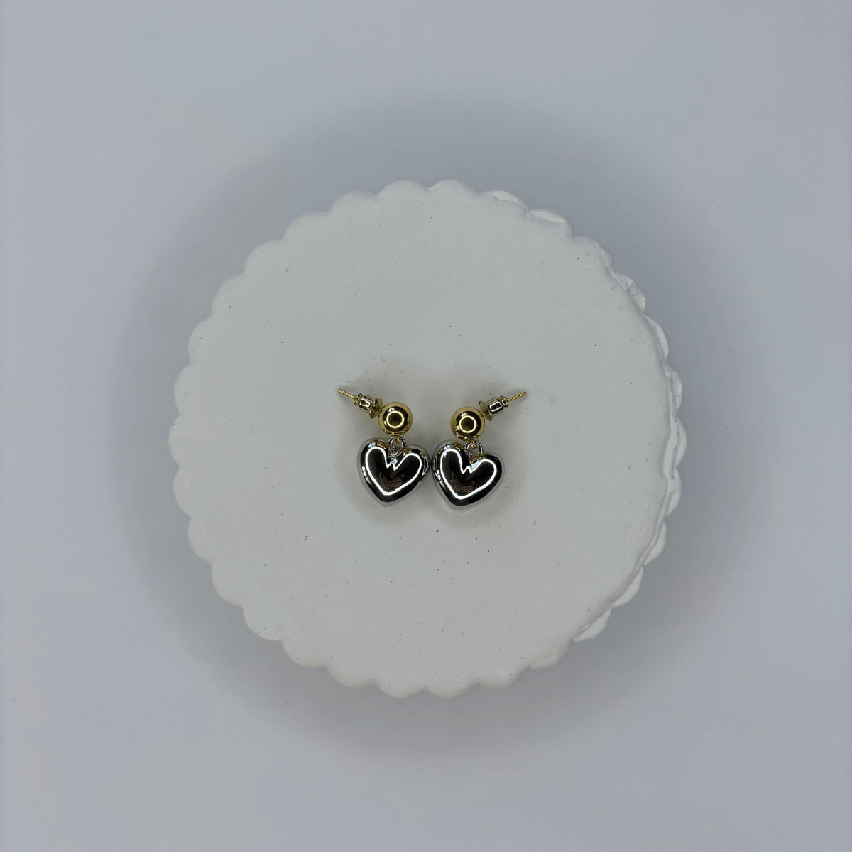 Gümüş Kalpli Altın Toplu Sallantılı Çift Renkli Küpe