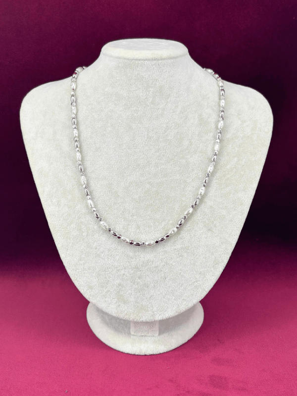 Beyaz Taşlı ve Gümüş Detaylı Silver Kolye