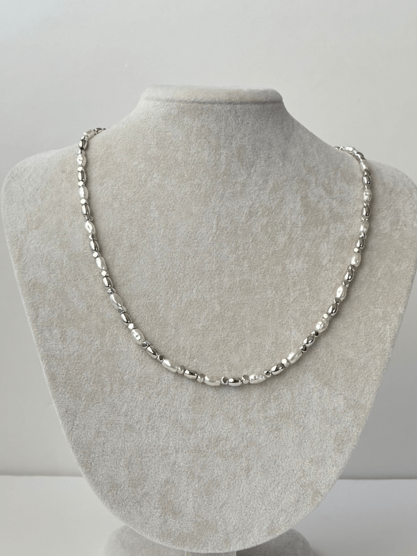 Beyaz Taşlı ve Gümüş Detaylı Silver Kolye