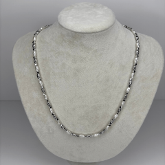 Beyaz Taşlı ve Gümüş Detaylı Silver Kolye