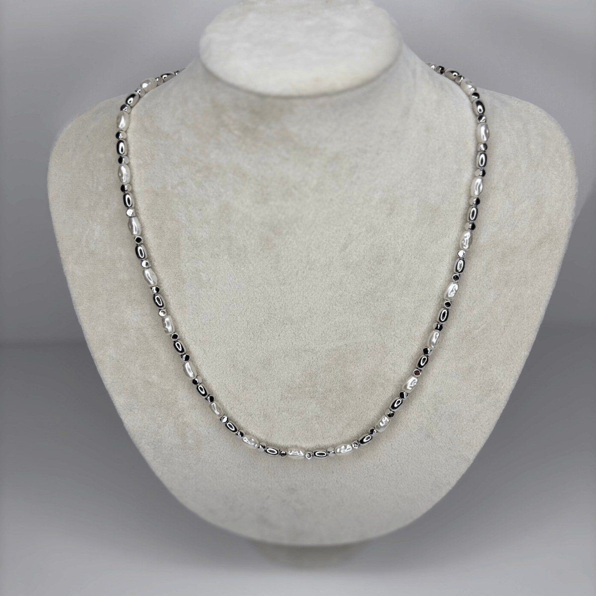 Beyaz Taşlı ve Gümüş Detaylı Silver Kolye