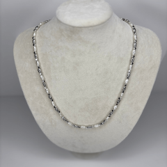 Beyaz Taşlı ve Gümüş Detaylı Silver Kolye