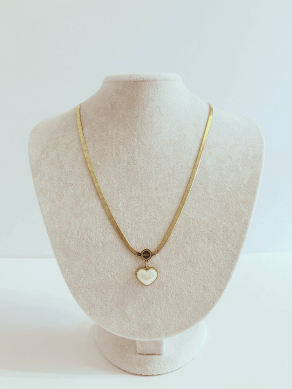 Büyük Beyaz Kalpli ve Love Yazılı Gold Kolye