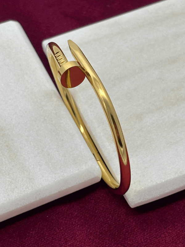 Sade Çivi Detaylı Gold Kelepçe