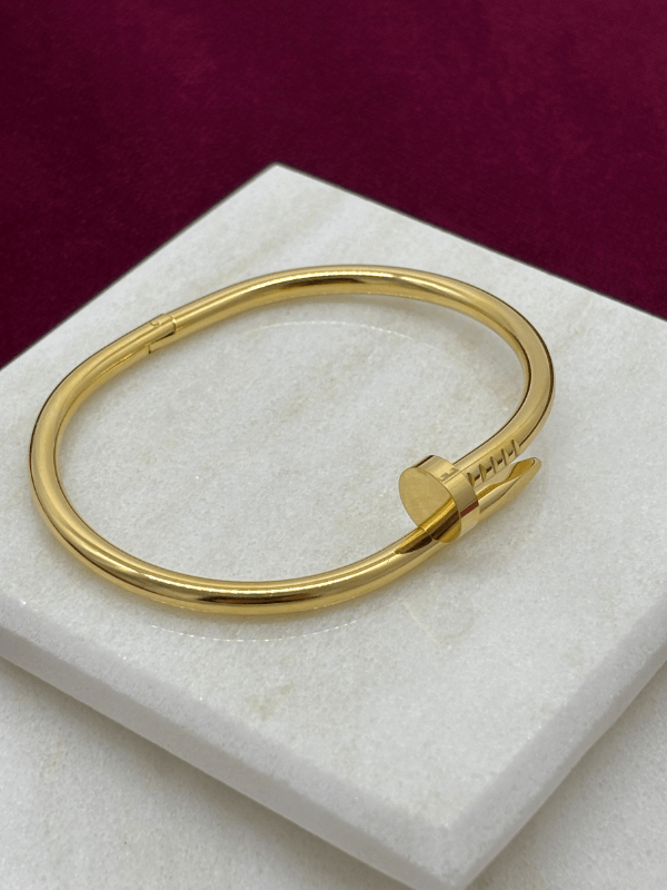 Sade Çivi Detaylı Gold Kelepçe