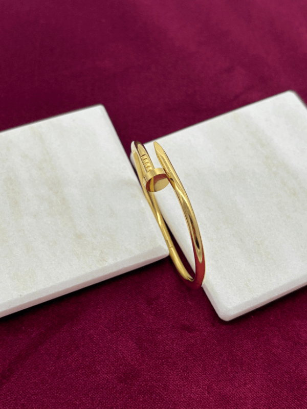 Sade Çivi Detaylı Gold Kelepçe