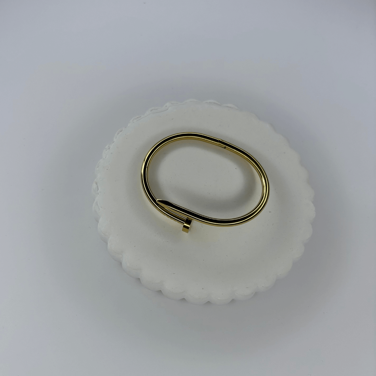 Sade Çivi Detaylı Gold Kelepçe