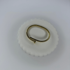 Sade Çivi Detaylı Gold Kelepçe