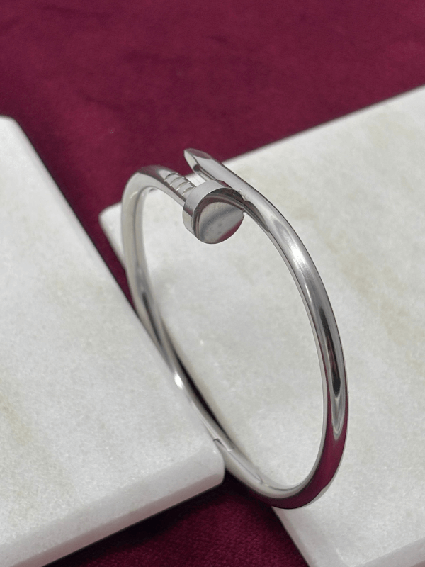 Sade Çivi Detaylı Silver Kelepçe