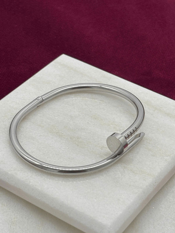 Sade Çivi Detaylı Silver Kelepçe