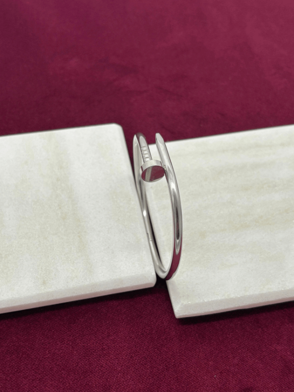 Sade Çivi Detaylı Silver Kelepçe