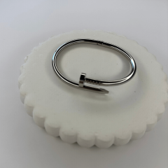 Sade Çivi Detaylı Silver Kelepçe