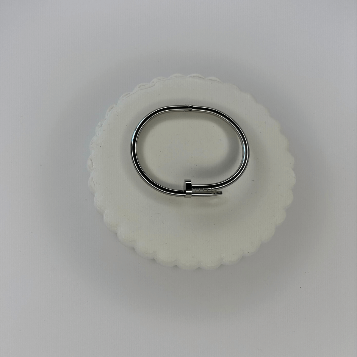 Sade Çivi Detaylı Silver Kelepçe