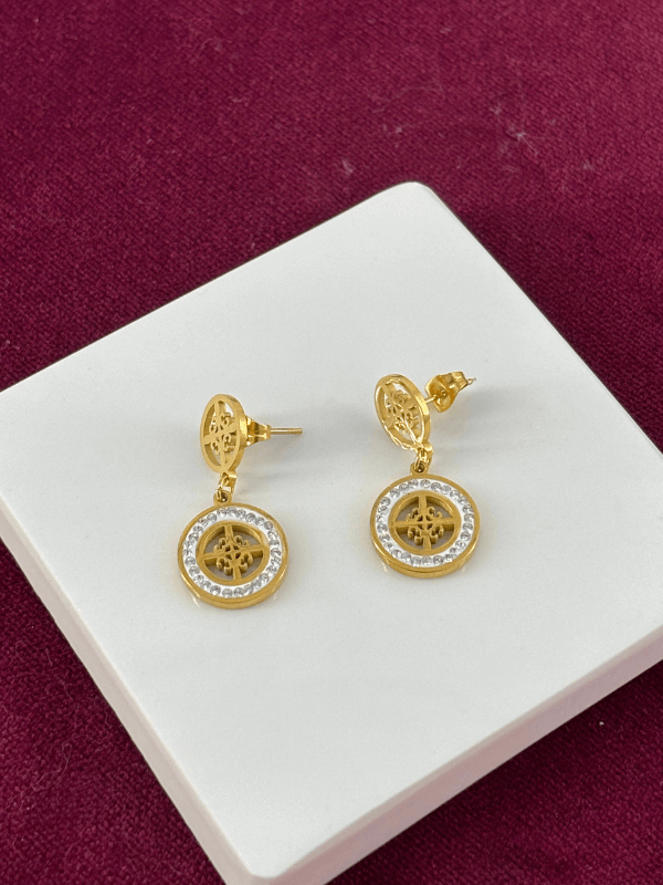 Ortası Çiçekli ve Küçük Taşlı Sallantılı Gold Küpe