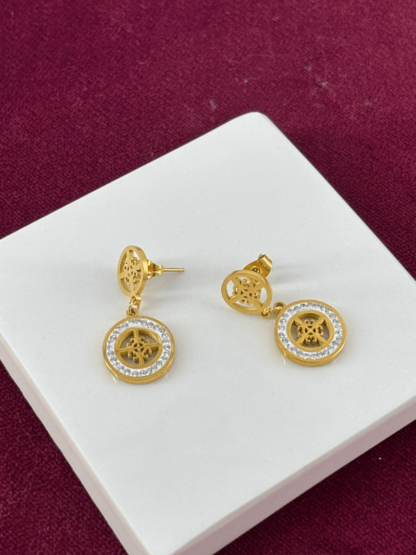 Ortası Çiçekli ve Küçük Taşlı Sallantılı Gold Küpe