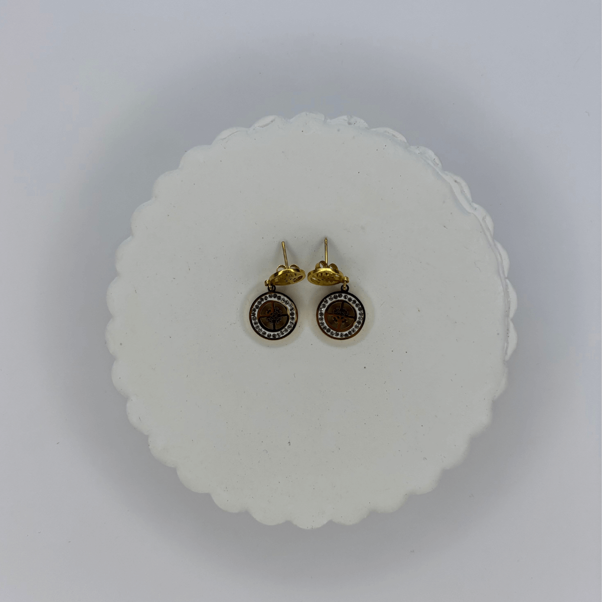 Ortası Çiçekli ve Küçük Taşlı Sallantılı Gold Küpe