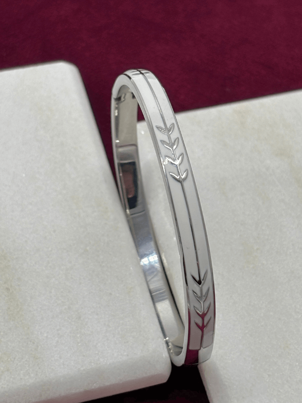 Gümüş Ok Detaylı Beyaz Renkli Silver Kelepçe