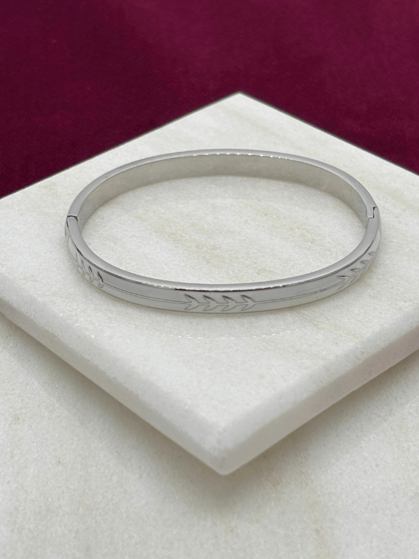 Gümüş Ok Detaylı Beyaz Renkli Silver Kelepçe