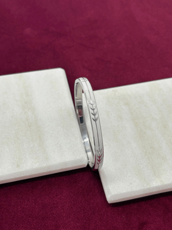 Gümüş Ok Detaylı Beyaz Renkli Silver Kelepçe