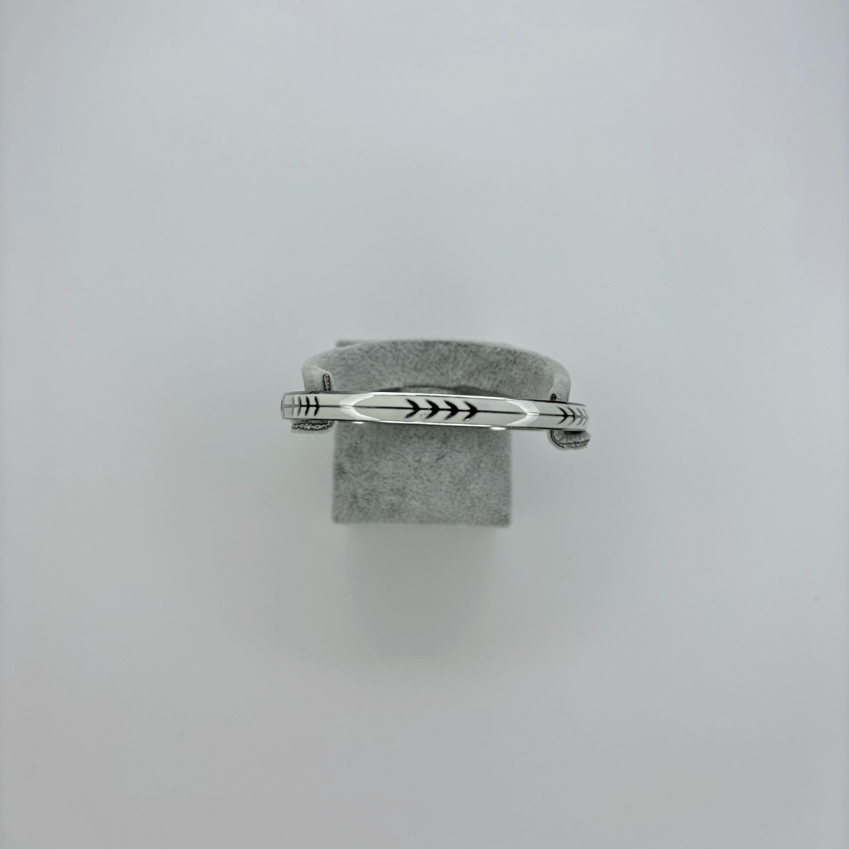 Gümüş Ok Detaylı Beyaz Renkli Silver Kelepçe