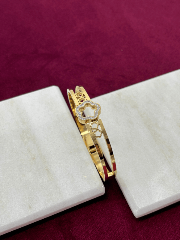 Büyük ve Küçük Taşlı Çiçekli Gold Kelepçe