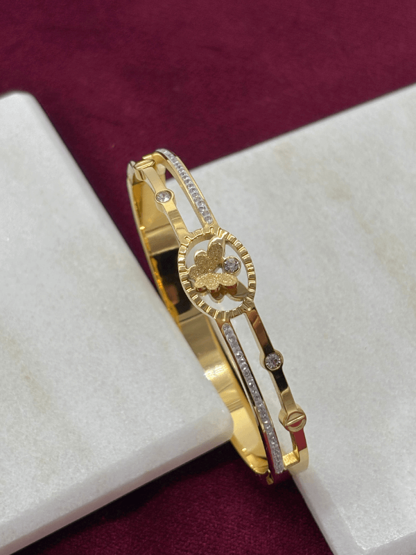 Minik Kelebek Detaylı Taşlı Gold Kelepçe