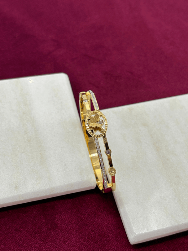 Minik Kelebek Detaylı Taşlı Gold Kelepçe