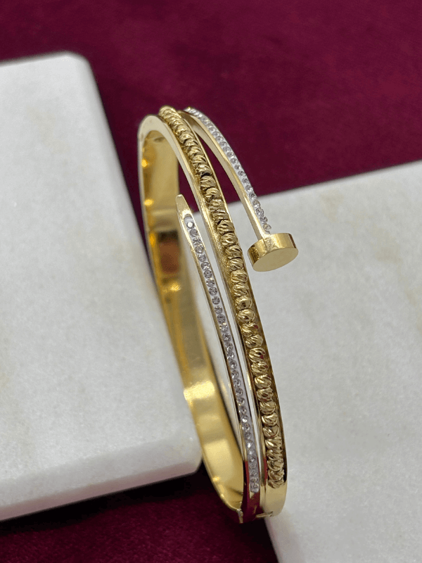 Çift Sıra Taşlı Çivi Detaylı Gold Kelepçe