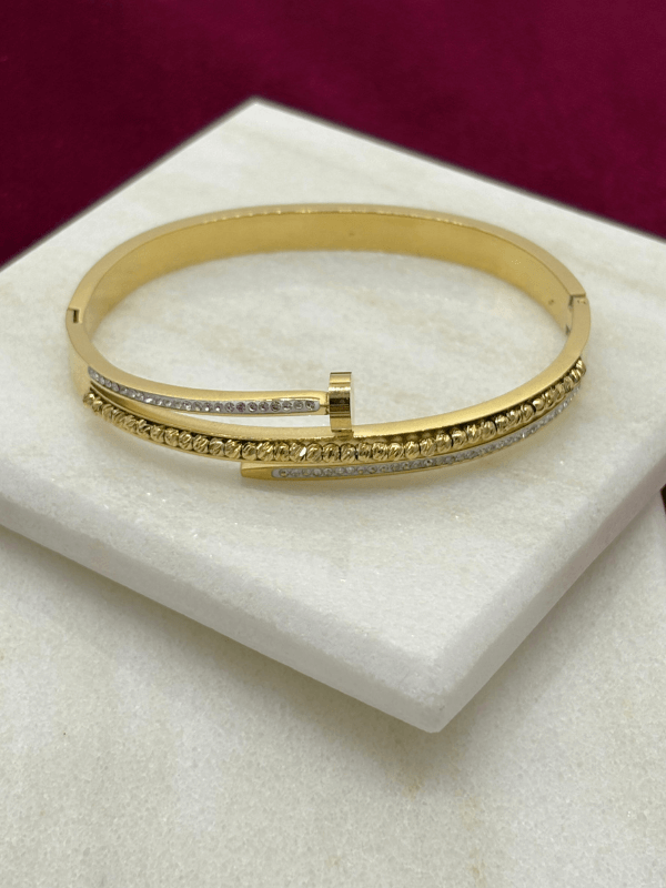 Çift Sıra Taşlı Çivi Detaylı Gold Kelepçe