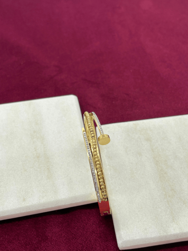 Çift Sıra Taşlı Çivi Detaylı Gold Kelepçe