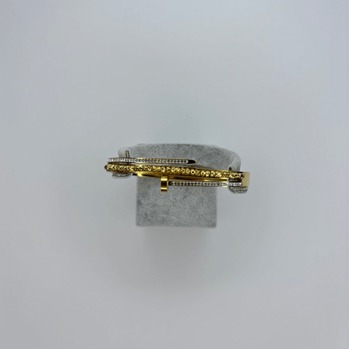 Çift Sıra Taşlı Çivi Detaylı Gold Kelepçe