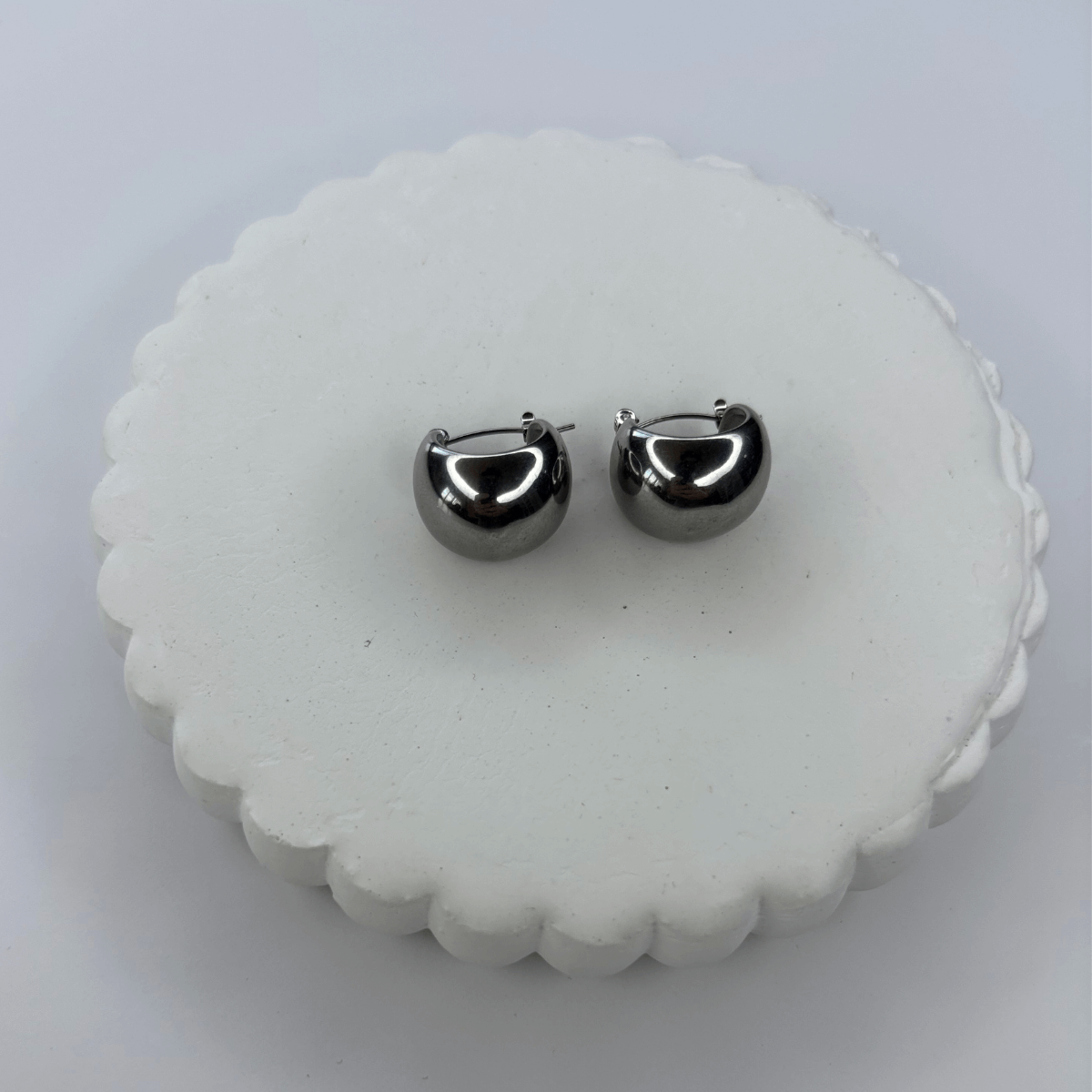 Yassı ve Bombe Şekilli Parlak Silver Küpe