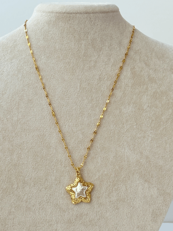 Sedef Kabartma Yıldızlı Altın Detaylı Parlak Gold Kolye