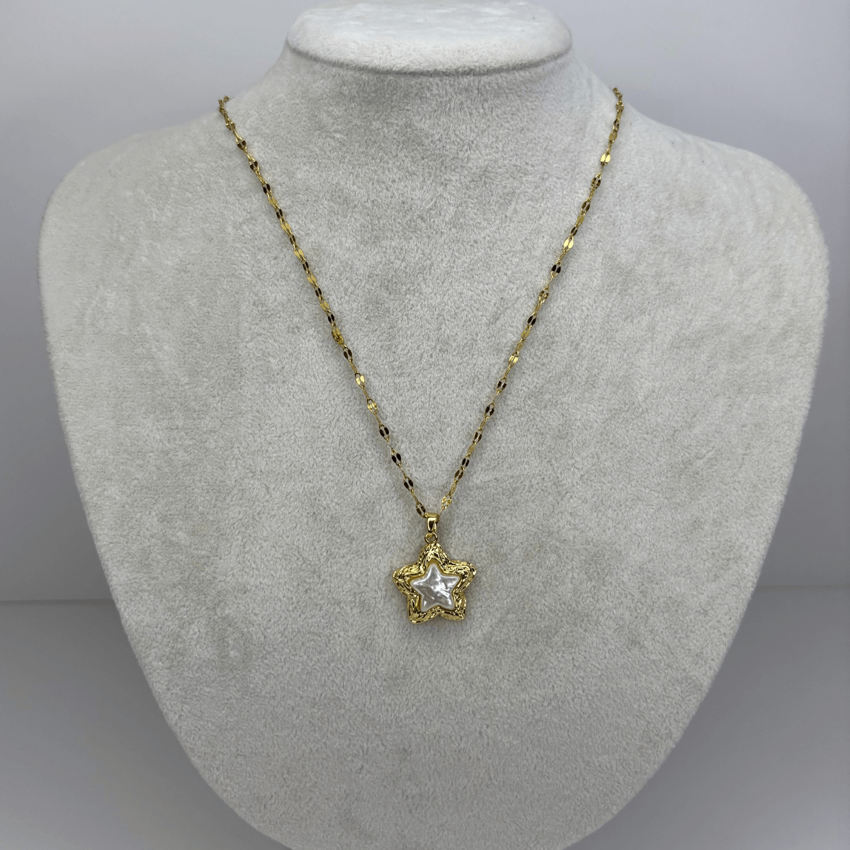 Sedef Kabartma Yıldızlı Altın Detaylı Parlak Gold Kolye