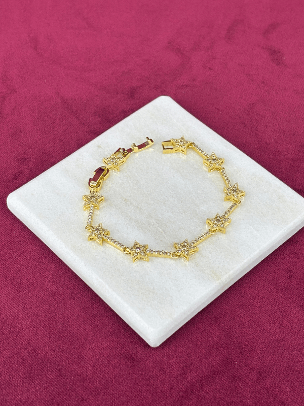 Etrafı Taşlı Yıldızlarla Çevrili Parlak Gold Bileklik