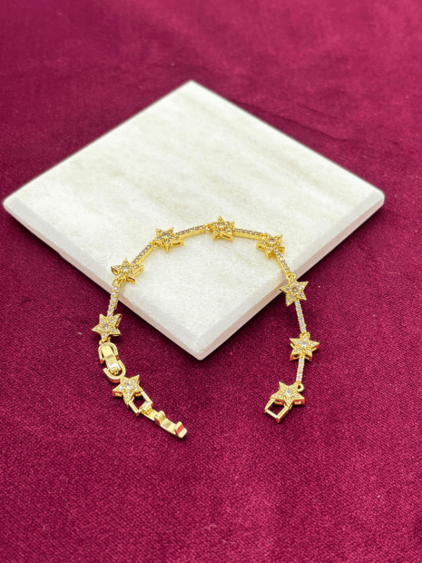 Etrafı Taşlı Yıldızlarla Çevrili Parlak Gold Bileklik