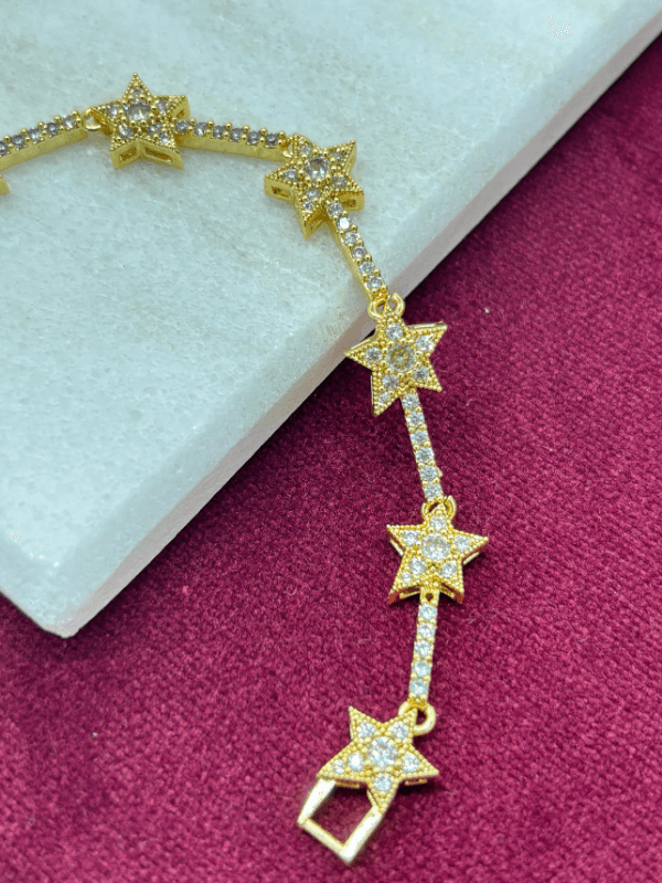 Etrafı Taşlı Yıldızlarla Çevrili Parlak Gold Bileklik