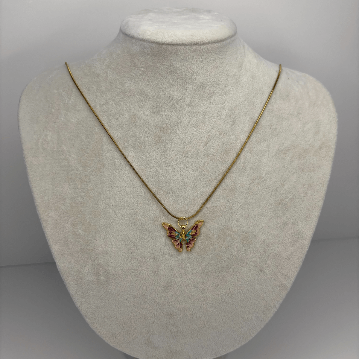 Toprak Tonlarında Kelebek Kanatlı Gold Kolye